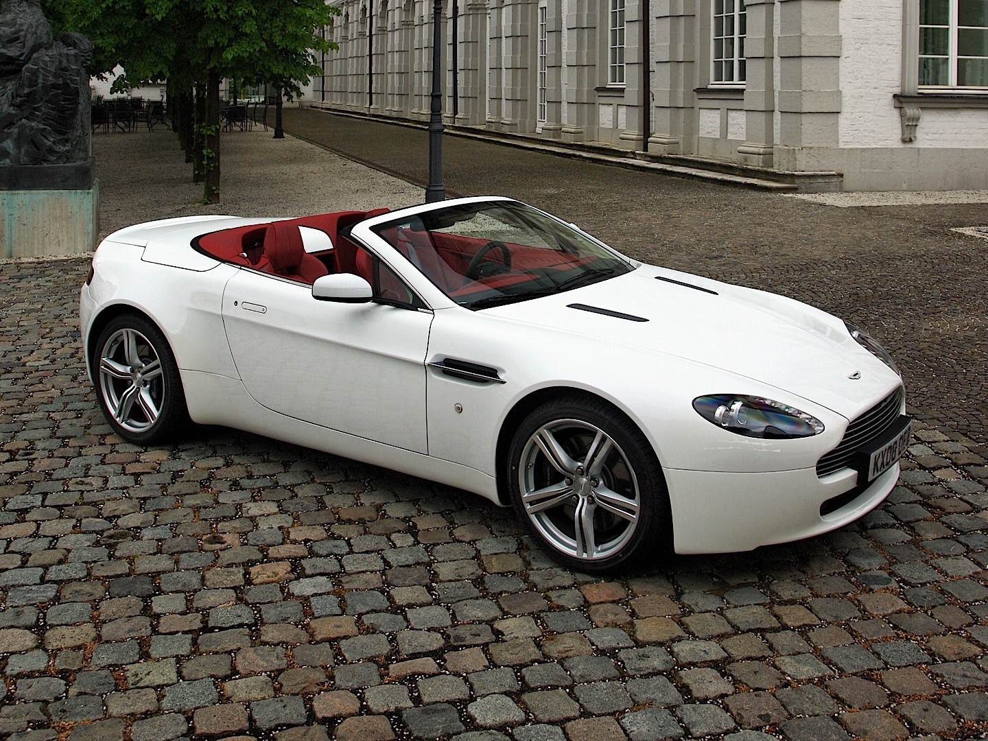 Подбор аккумулятора V8 Vantage Roadster в магазине 8 926 257-4321